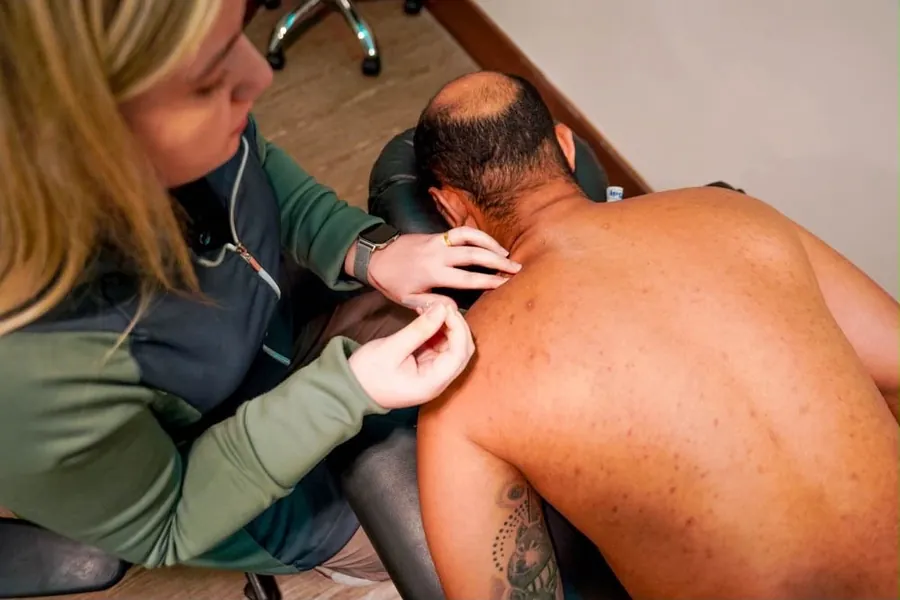 Sessão de recuperação muscular com a equipe do IFA